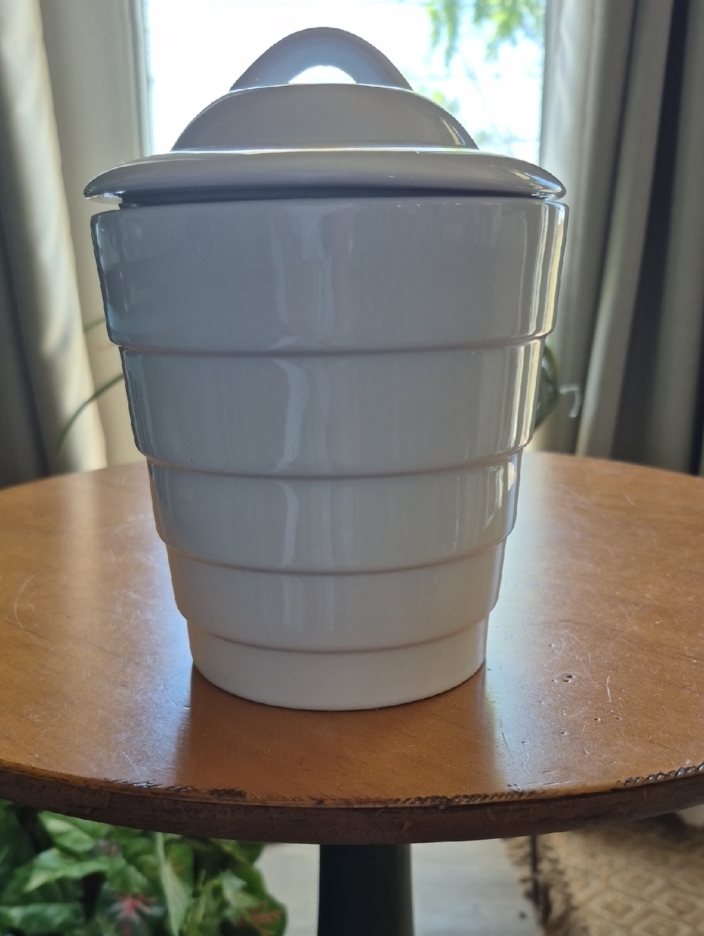 Frank Lloyd Wright Vtg 2003 White Ceramic Guggenheim Collection Canister. EUC